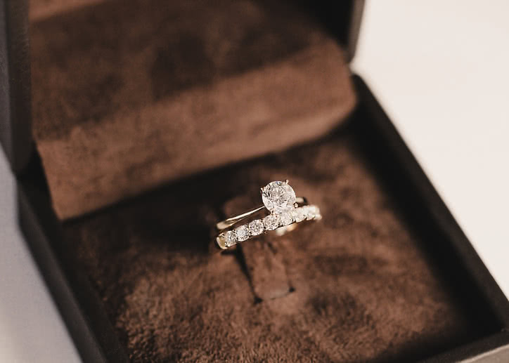 Klassisk alliansring med diamanter 18K Gulguld, Vigselring från VANBRUUN